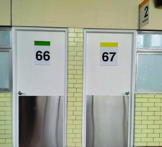 Hospital Sabogal · Puertas de consultorios